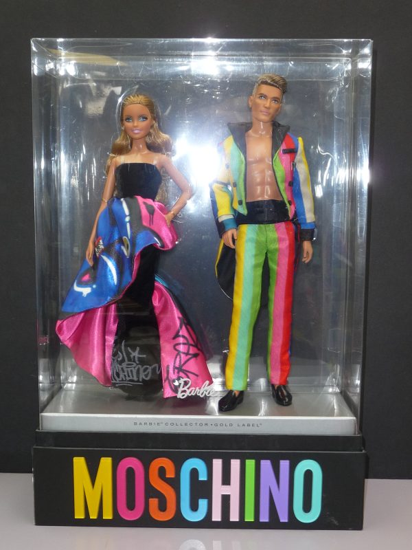 モスキーノ barbieコレクション Stella Maxwell and Jeremy Scott Inspire Moschino x Barbie Collab